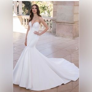 Élysée Wedding Dress - Toussaint Style No. 20639 in color Ivory